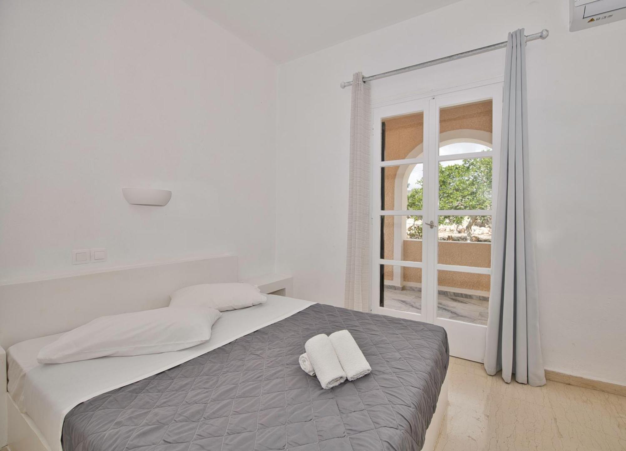 Ira Apartments Kamári Exteriör bild