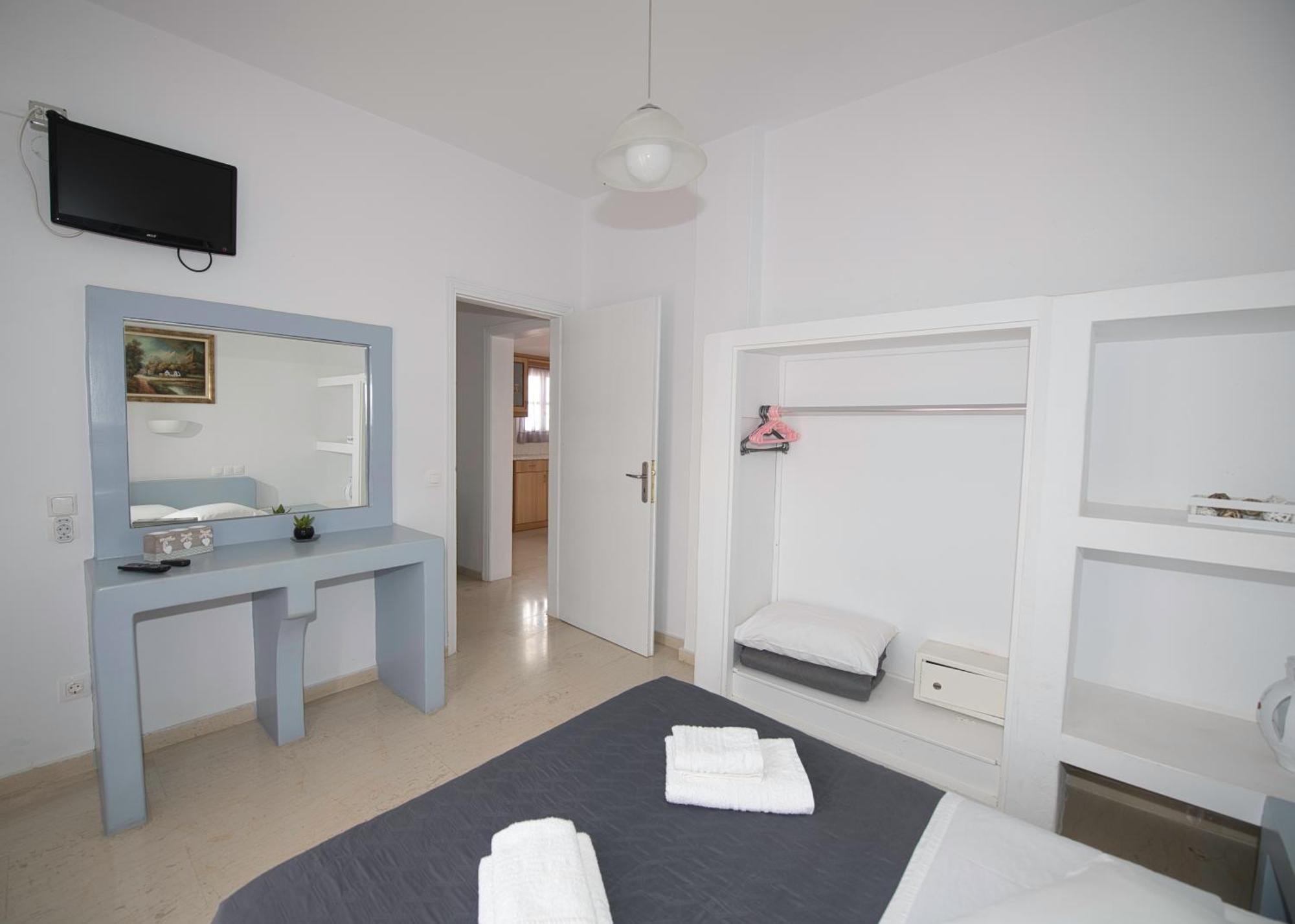 Ira Apartments Kamári Exteriör bild
